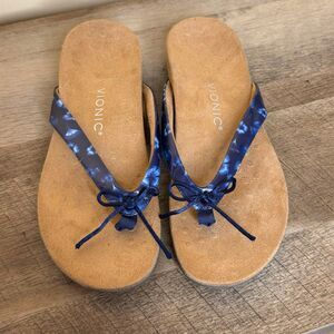 Vionic Women's Bella Navy Poppy Print Sandals women’s size 9 shoes